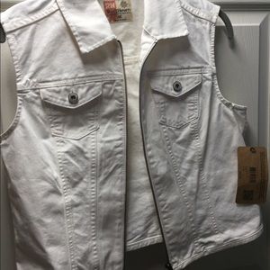 White jean jacket vest-size medium. New w/ tags